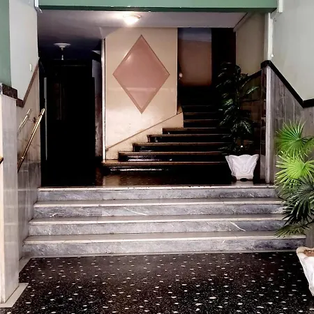 Luxury Centre With Balcony דירה *